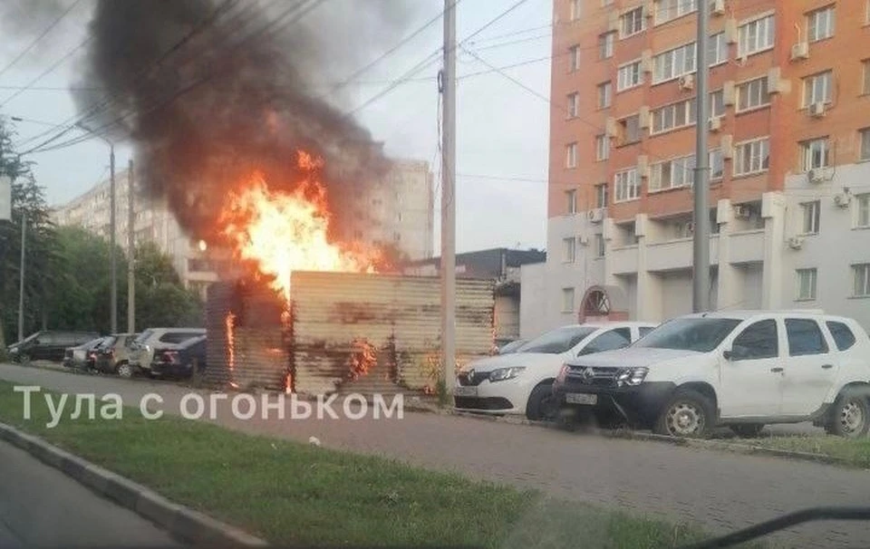 В Туле за торговым центром «Утюг» загорелся контейнер с мусором