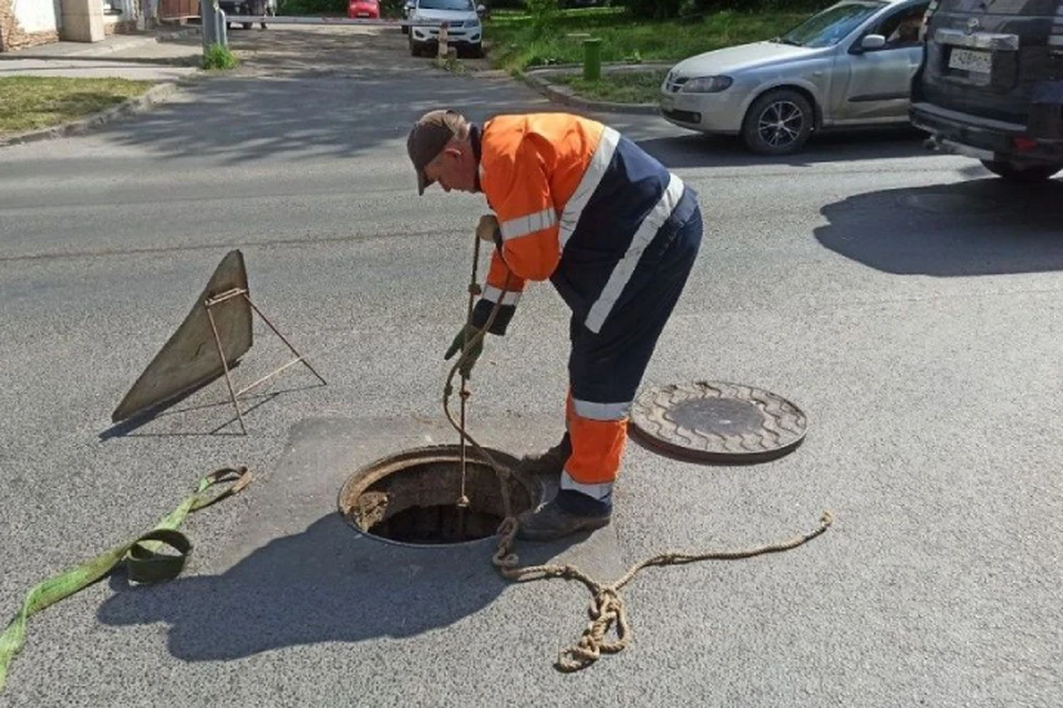 Работы проводят специалисты «Водоканала». Фото: киров.рф