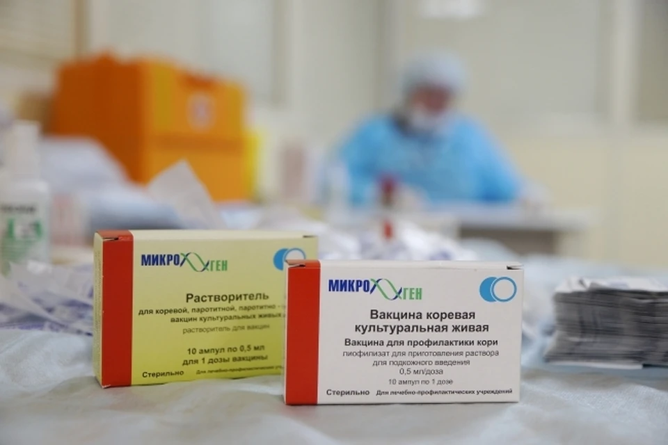 В поликлиниках рекомендуют записаться на прививку и обещают сообщить пациентам когда она появится