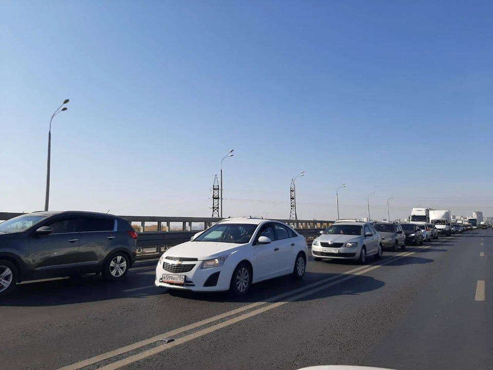 На мосту через Волгу в четверг образовалась пробка. Фото: Архив "КП".