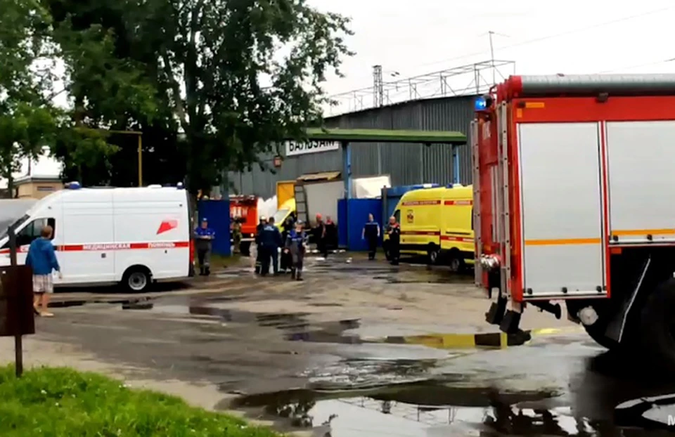 Видео с места пожара на лакокрасочном заводе опубликовали спасатели.