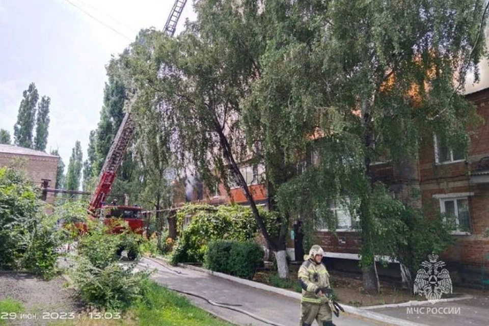 Из здания было эвакуировано 40 человек. Фото: пресс-служба управления МЧС России по РО