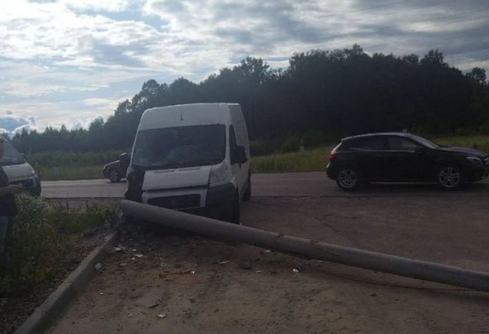 Фургон вылетел в кювет и перевернулся на Одоевском шоссе под Тулой