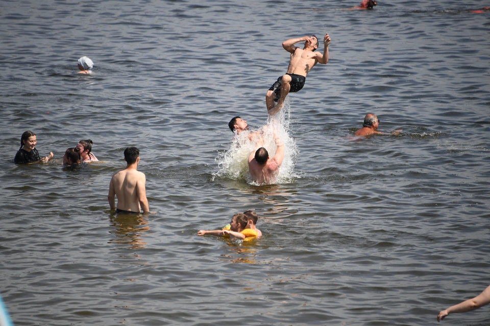 Санитарные врачи каждую неделю исследуют воду в водоемах области