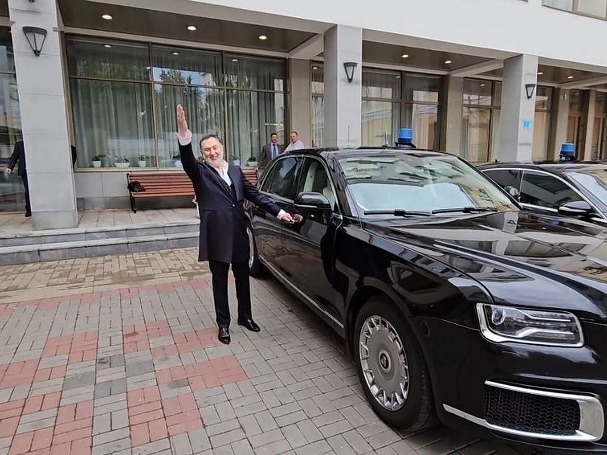 Анатолий Ярмоленко показал видео с шикарным автомобилем Aurus с мигалкой -  KP.RU