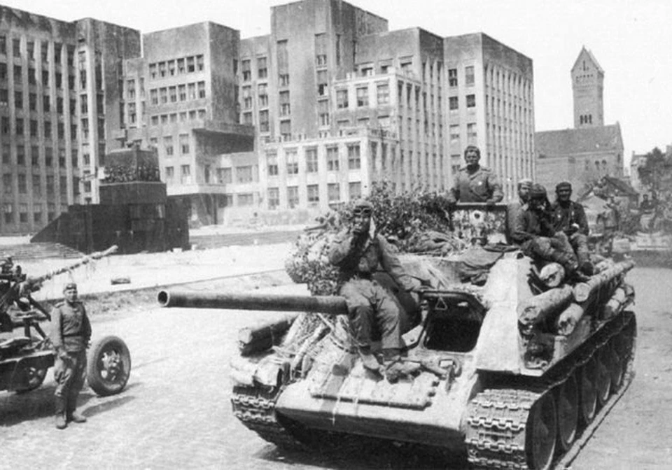 Советская самоходная артиллерия у Дома правительства. Фото: pobedarf.ru