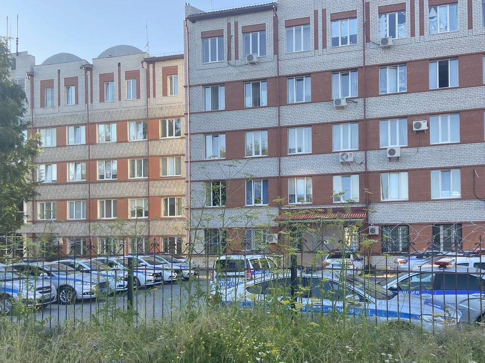 Пенсионер вооружился ножом и пошел разгонять молодежь.