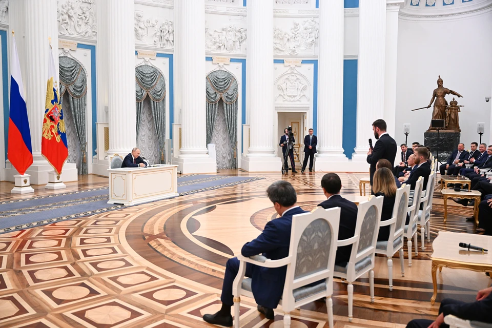 Владимир Путин на встрече с выпускниками Российской академии народного хозяйства и государственной службы при президенте РФ (РАНХиГС) в Кремле. Фото: Павел Бедняков/POOL/ТАСС.