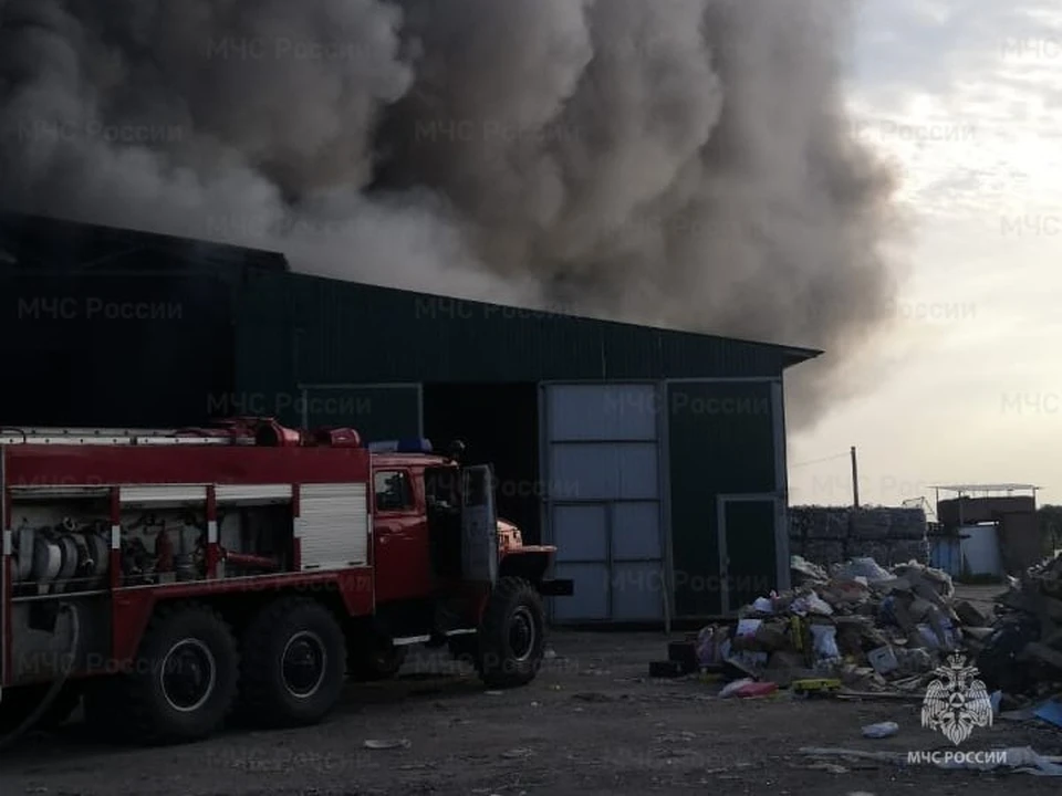 По информации, полученной примерно в 6 утра, пожар возник на улице Окружной в производственном цехе