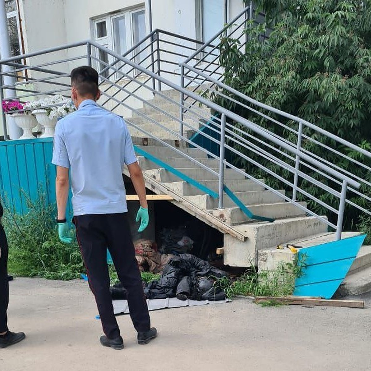 Нашли из-за сильного запаха». В Якутске обнаружен труп бездомного мужчины -  KP.RU