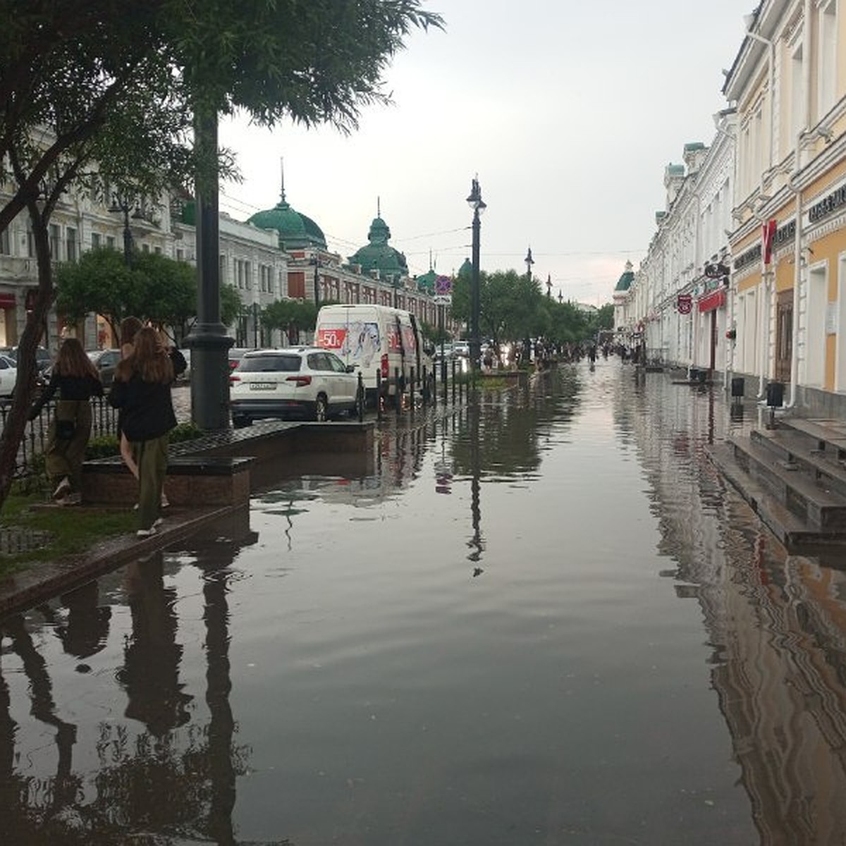 Воды по колено»: улицы Омска затопило после сильного ливня - KP.RU