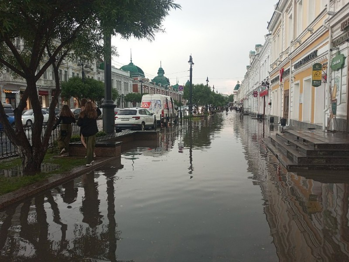 Воды по колено»: улицы Омска затопило после сильного ливня - KP.RU