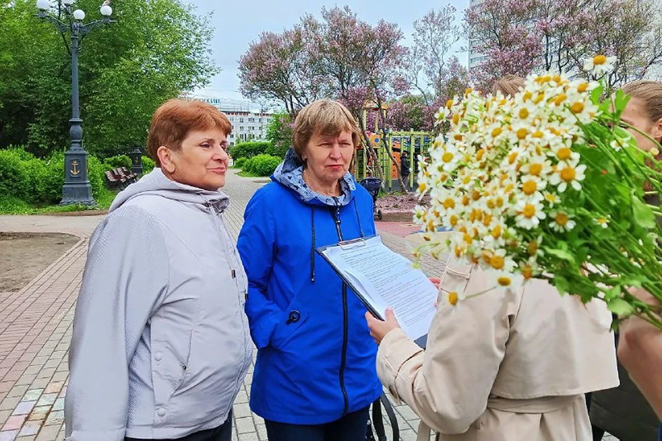 В центре Мурманска прошла добрая акция, посвященная Дню семьи, любви и верности. Волонтеры дарили прохожим ромашки. Фото: Администрация города Мурманска