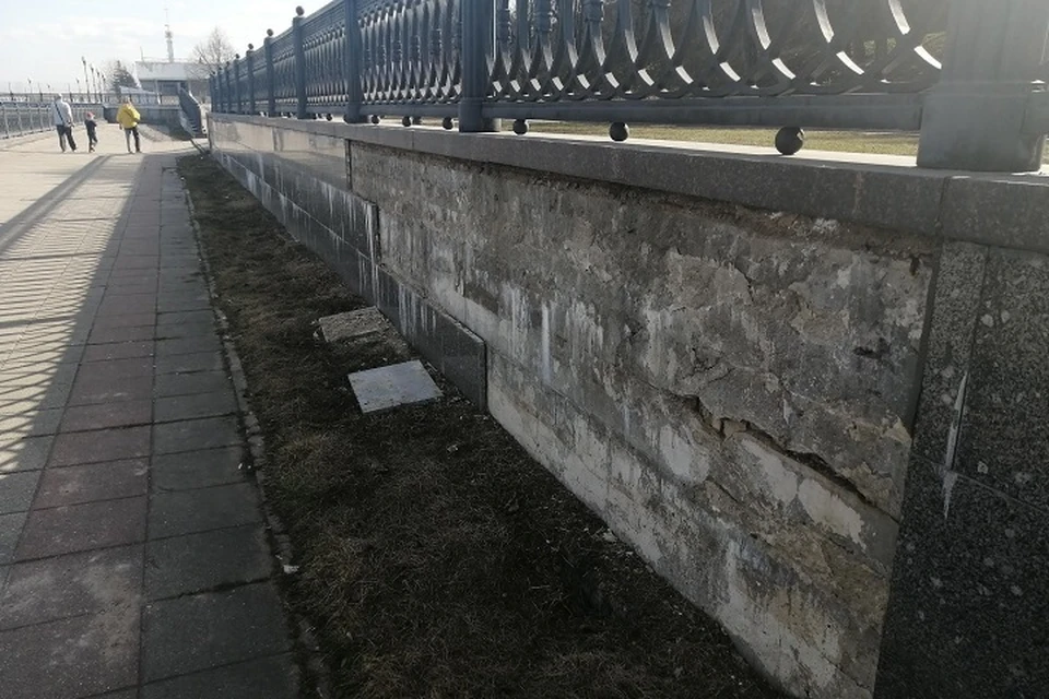 Плитка на Волжской набережной в районе Октябрьского моста отваливается.