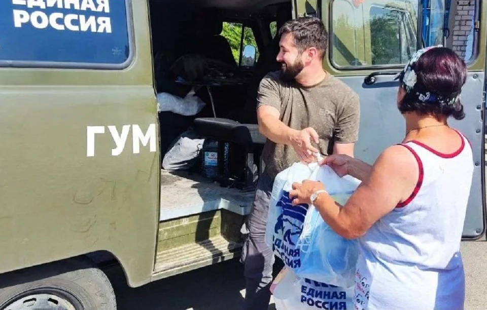 Волонтеры доставили гуманитарку бойцам и местным жителям. Фото: пресс-служба партии "Единая Россиия".