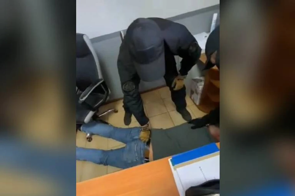 Сотрудника таможни из Нижнеудинска подозревают в получении взятки досками