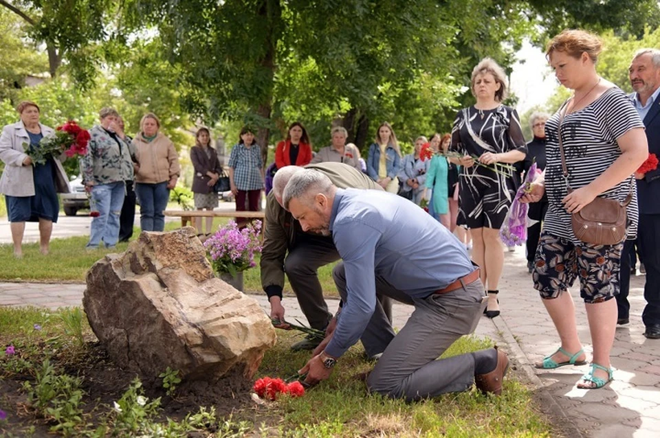 В Червонопартизанске почтили память шахтеров, погибших при обстреле ВСУ в 2014 году. Фото - "Единая Россия" ЛНР