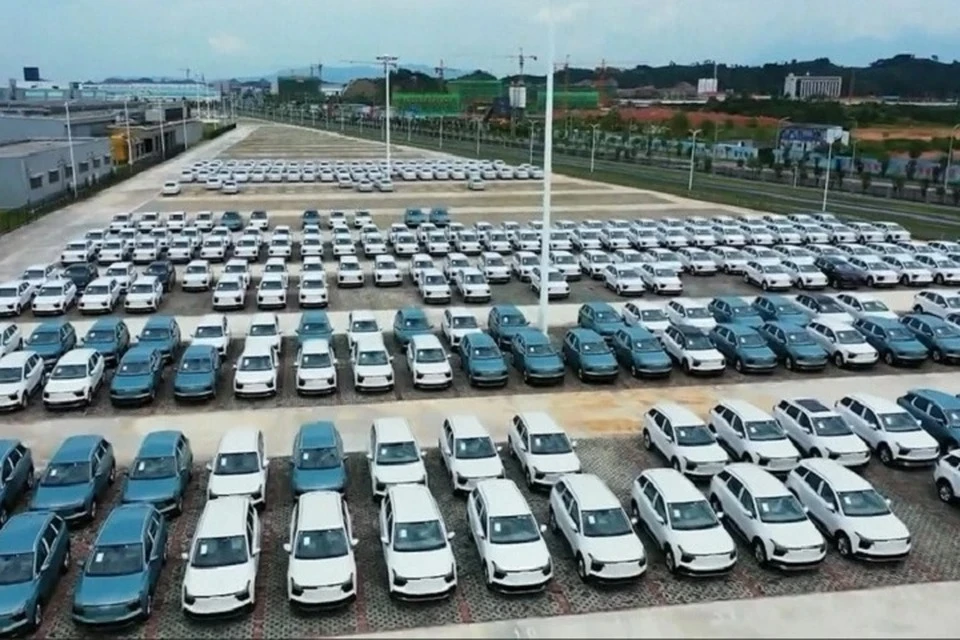 К концу 2023 года доля китайских автомобилей моделей может достигуть 75% от всех продаваемых в Беларуси новых легковых машин. Скрин видео из программы "Китайская панорама"