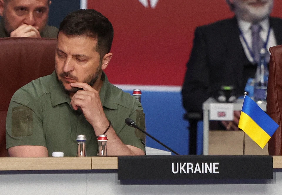 Владимир Зеленский за столом заседания саммита НАТО в Вильнюсе.