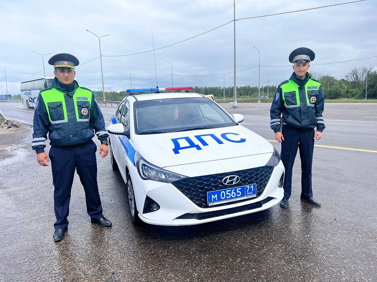 Под Тулой инспекторы ДПС помогли беременной автоледи дождаться эвакуатора -  KP.RU