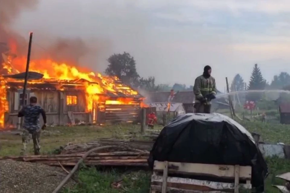 Борьбу с огнем ведут больше 140 пожарных при помощи 46 единиц спецтехники Фото: ГУ МЧС по Свердловской области