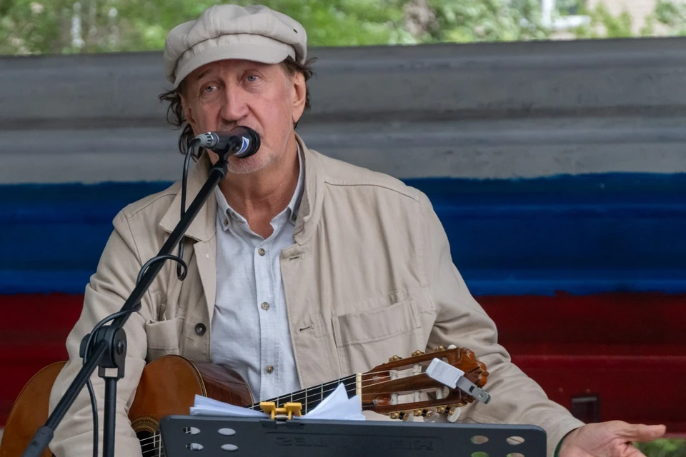 Олег Митяев выступил для земляков во дворе, где прошло его детство. Фото: Анатолий Баскаков
