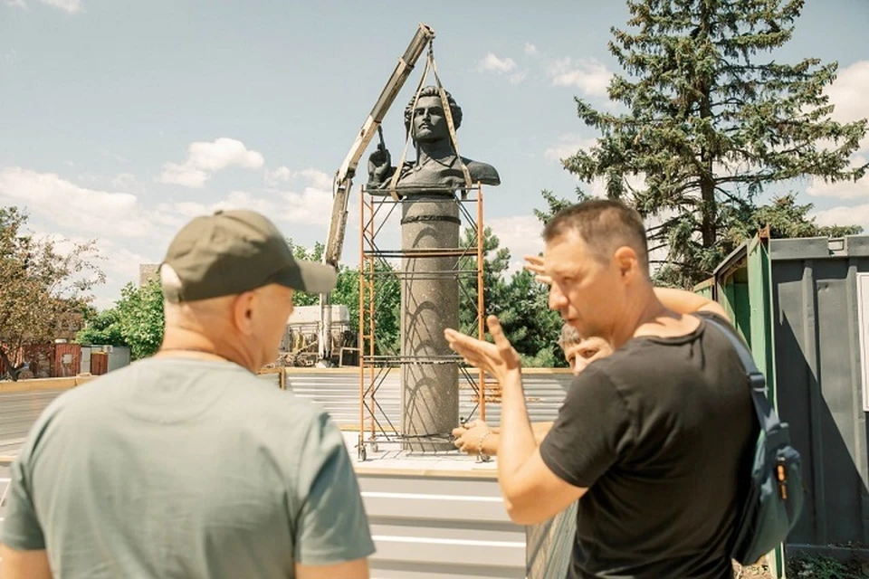 Специалисты из Санкт-Петербурга выполняют монтаж памятника Архипу Куинджи. Фото: ТГ/ Моргун