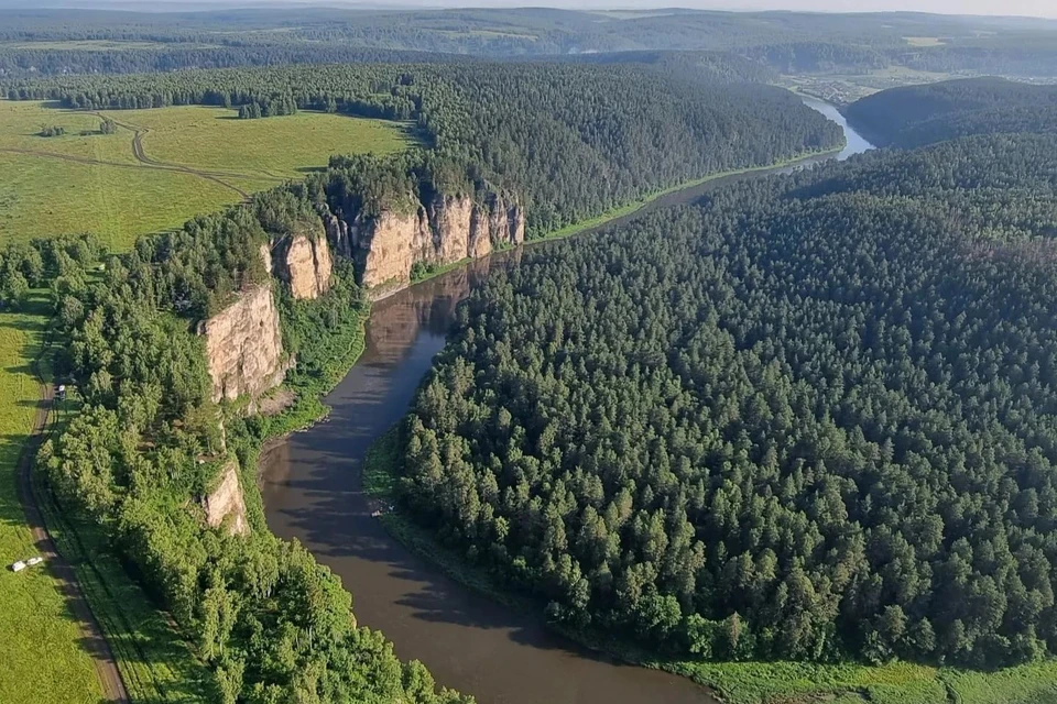 Айские притесы - одни из самых высоких отвесных скал на Урале. Фото: vk.com/grifon_splav