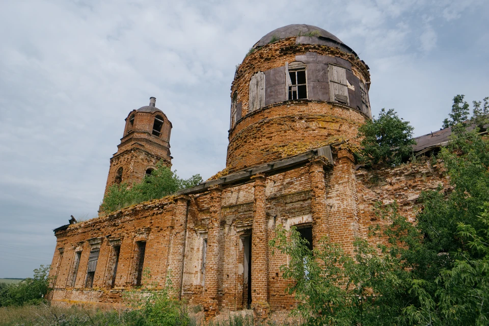 Заброшенная церковь в селе Выезд