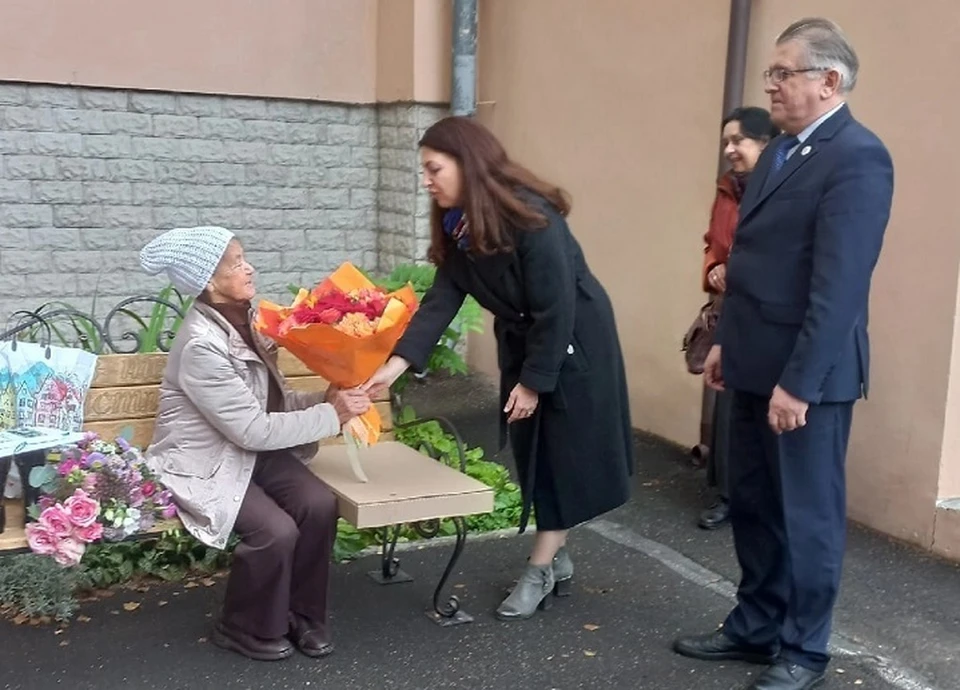 Надпись на скамье: "Счастлив тот, кто счастлив дома".