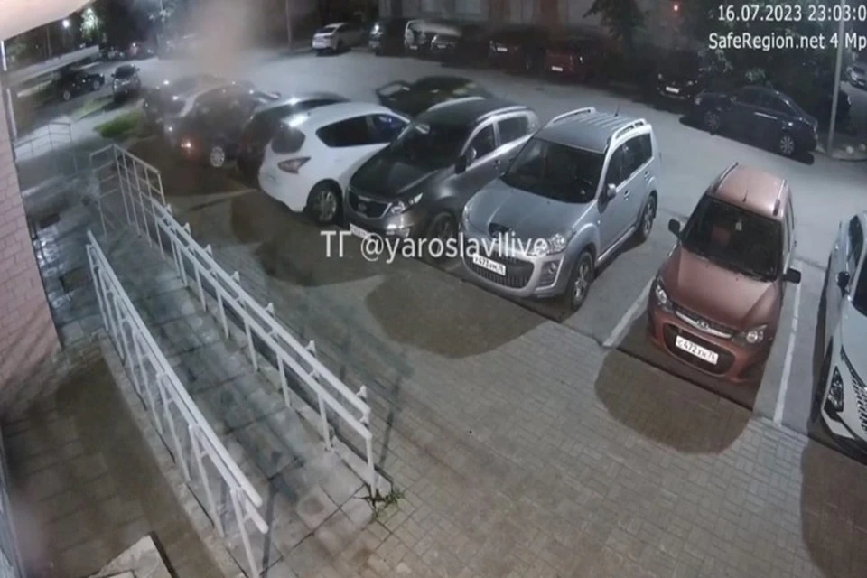 В Ярославле нетрезвый водитель на легковушке протаранил шесть автомобилей. ФОТО: группа "Ярославль LIVE" ВКонтакте