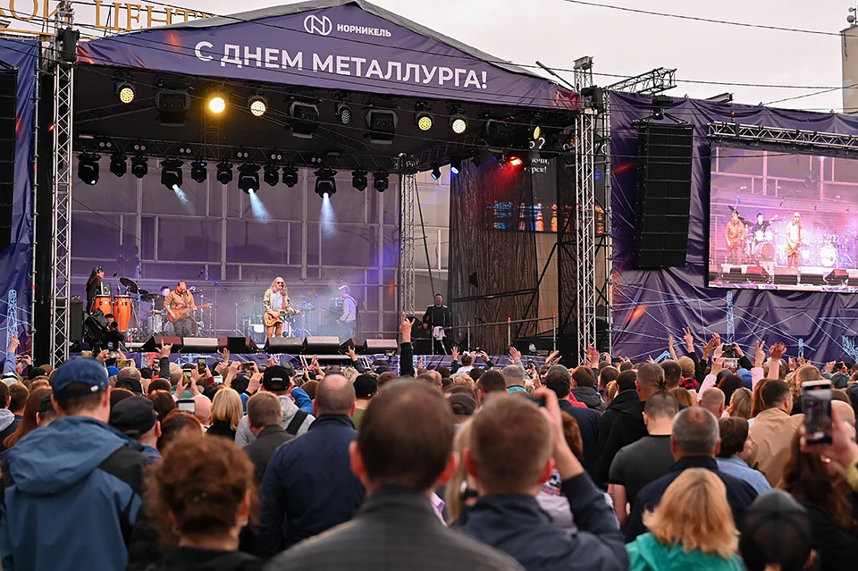 Вечером гостей ждал концерт известных исполнителей. Фото: Кольская ГМК