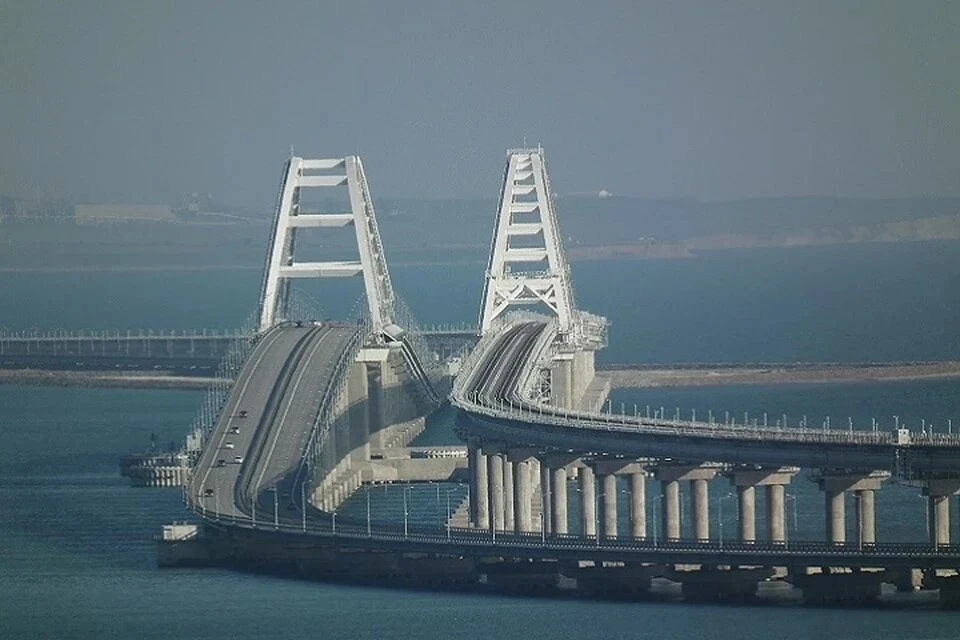 По Крымскому мосту со стороны Керчи проехали первые машины после ЧП
