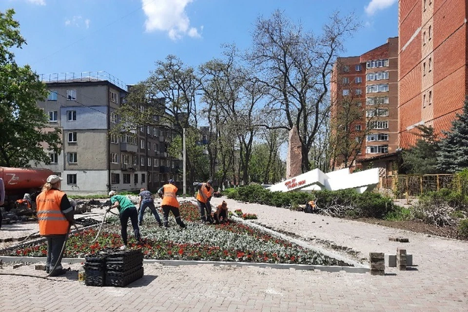 Сотрудники предприятия «Зеленстрой» благоустраивают городские территории Мариуполя. Фото: Администрация города Мариуполя