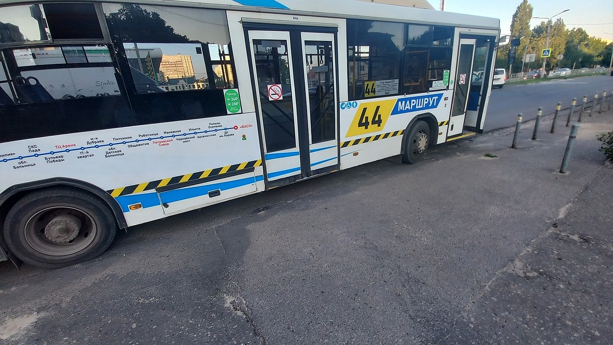 В Воронеже следователи начали проверку по поводу падения девушки из  автобуса - KP.RU