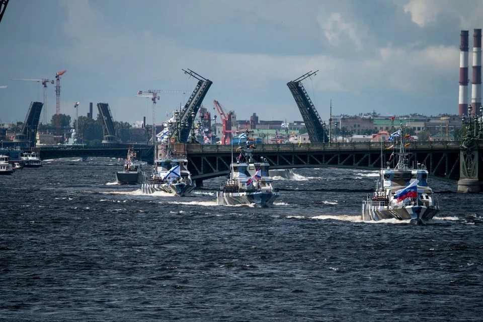 Первая репетиция главного военно-морского парада прошла в Петербурге.