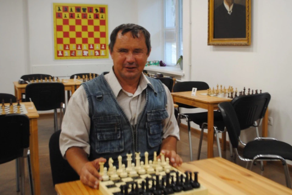 Сергей почти не помнит, как выглядит окружающий мир, но отлично играет в шахматы наощупь.