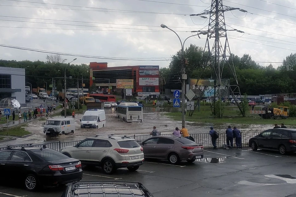 Скорая помощь застряла на затопленной дороге. Фото: читатель Владислав