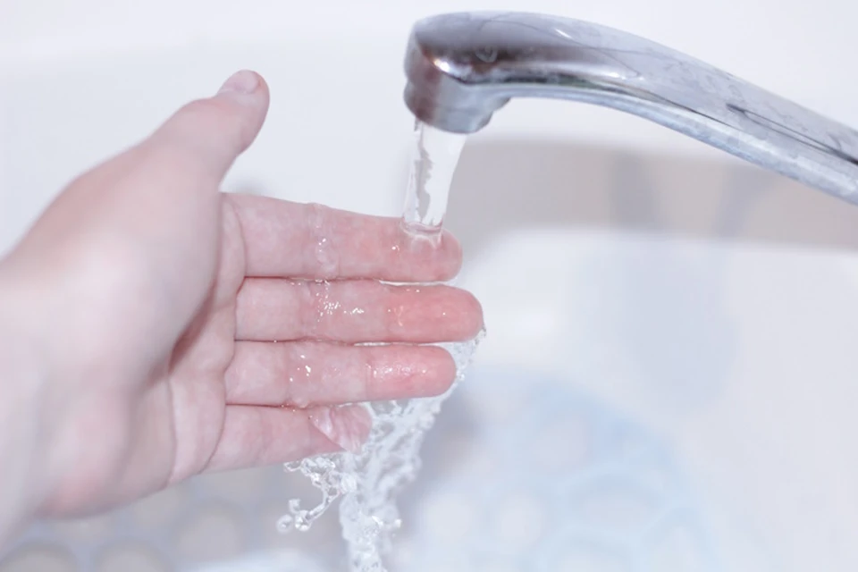 Специалисты каждый день берут пробы воды