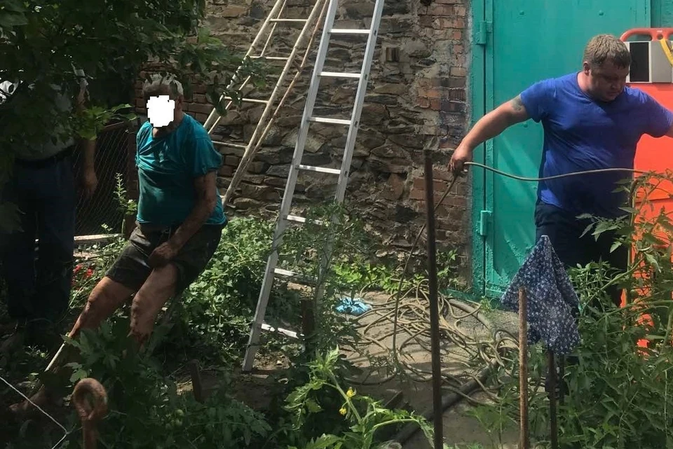 С помощью альпинистского снаряжения спасатели спустили мужчину. Фото: Служба спасения Орска