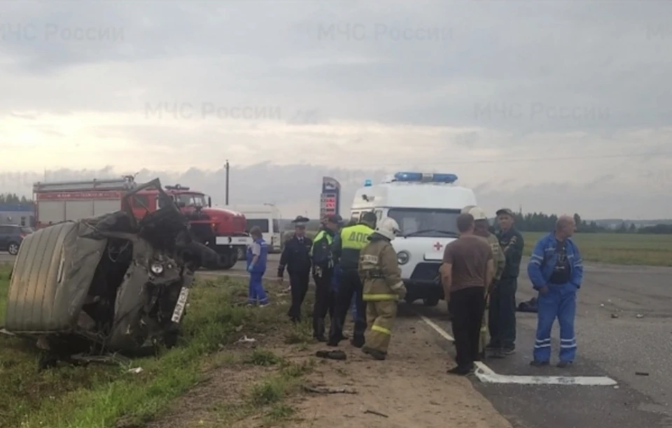 В Смоленской области три человека погибли в страшном ДТП с битумовозом. Фото: пресс-служба ГУ МЧС по Смоленской области.