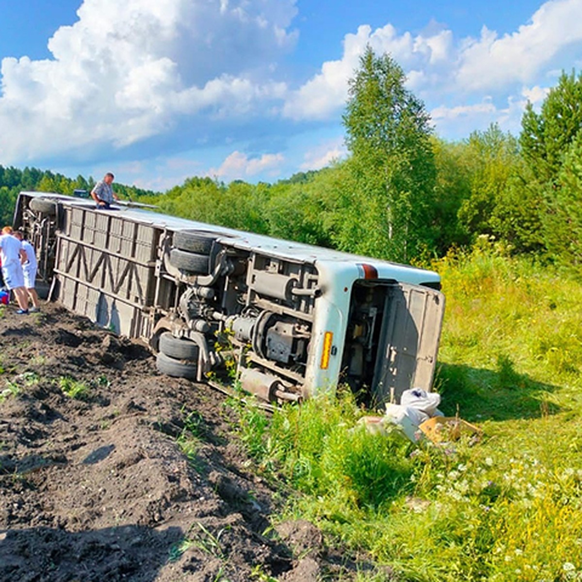 Восемь пассажиров междугородного автобуса пострадали в ДТП на кузбасской  трассе - KP.RU