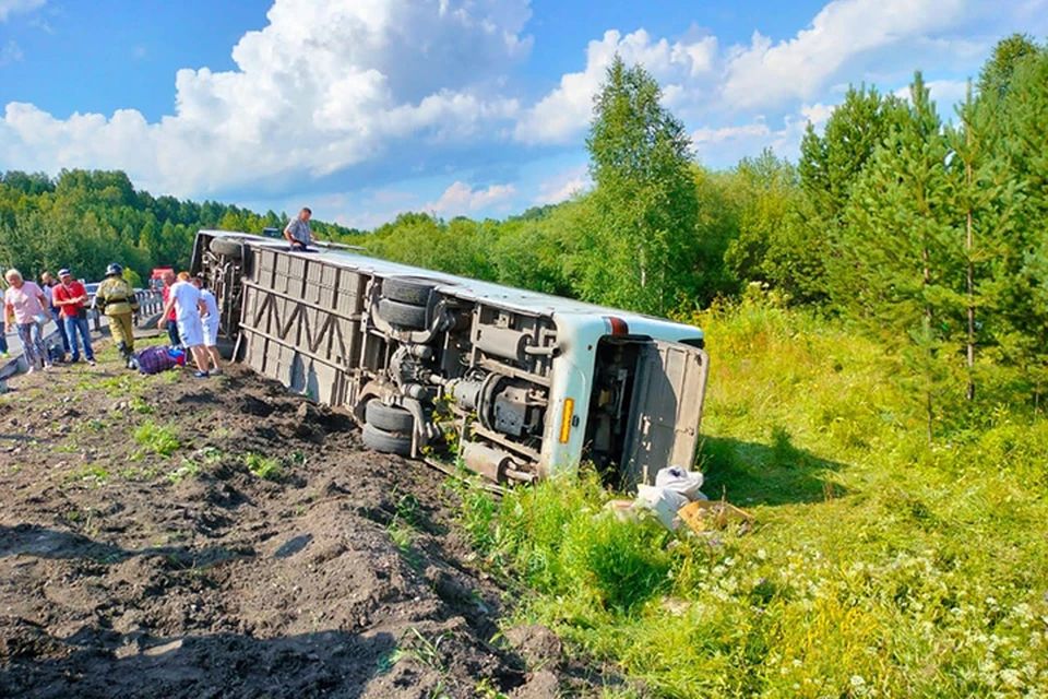 Междугородный автобус «Белокуриха - Новокузнецк» опрокинулся на трассе.