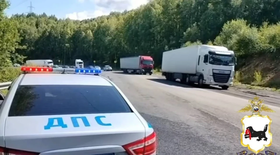В Слюдянском районе Иркутской области опрокинулась фура