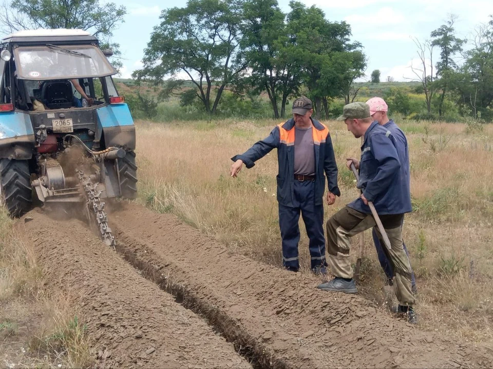 В Красном Луче меняют изношенную водопроводную трубу. Фото - телеграм-канал предприятия "Лугансквода"