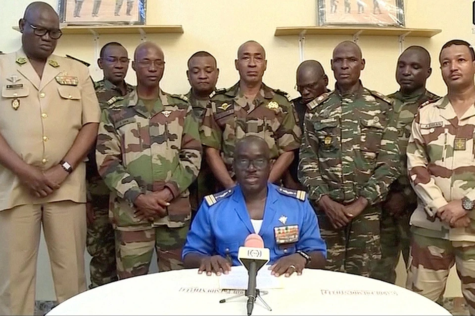 Группа военнослужащих Нигера выступила с видеообращением по национальному телевидению, заявив, что свергла президента страны Мохамеда Базума.