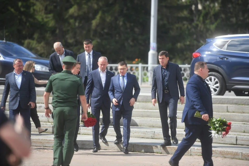Официальные лица приехали на церемонию прощания с Ростиславом Журавлевым