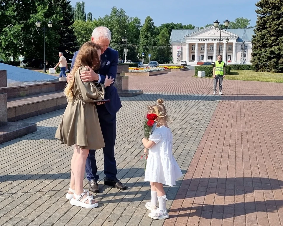 Посмертные награды родственникам и близким павших защитников Отечества вручил глава города Николай Ренц
