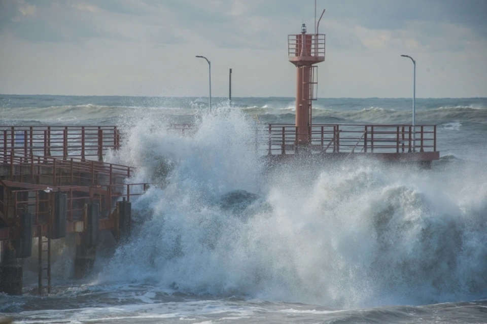 В Геленджике запретили купаться в море.