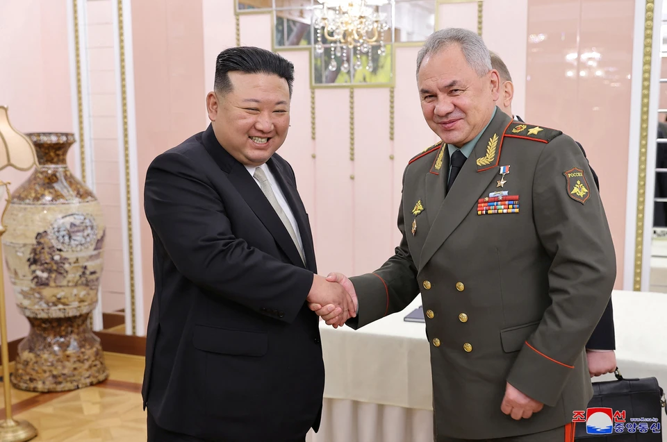 Министр обороны РФ Сергей Шойгу и глава КНДР Ким Чен Ын в Пхеньяне.